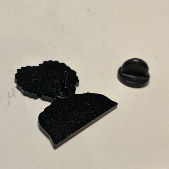 Winifred Sanderson Sister Hocus Pocus Enamel Pin Spooky Halloween Classic Witch - Picture 3 of 3